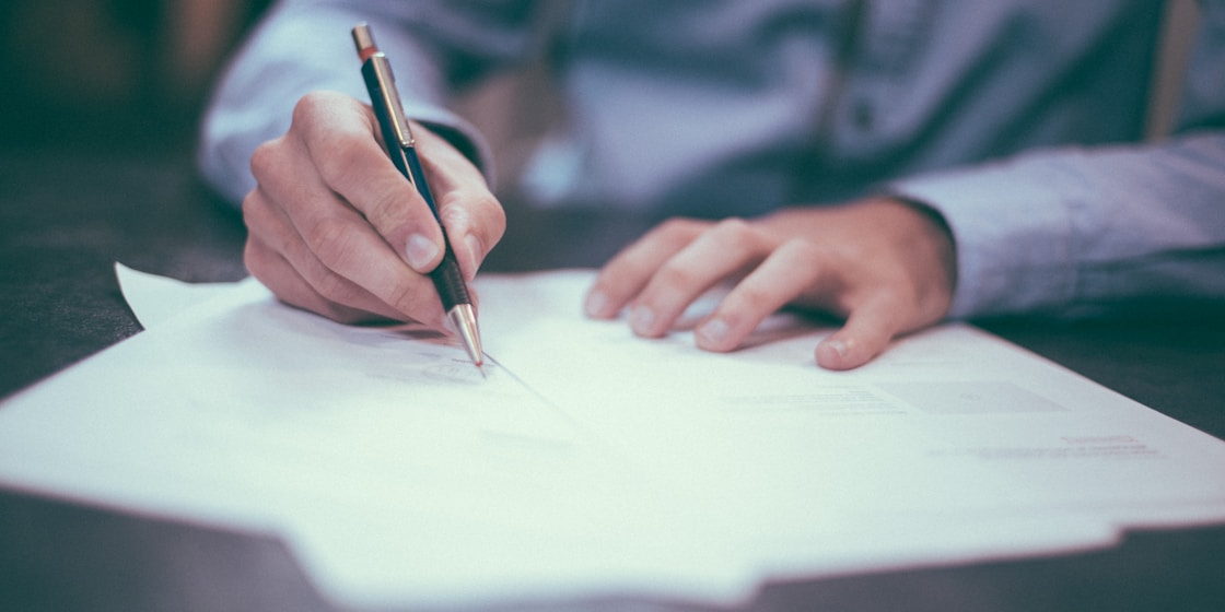 Professionnel examinant des documents juridiques